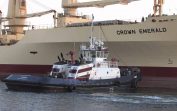 New Bedford Limanı  Kılavuz Kaptanı Crown Emerald gemisini kılavuzluyor